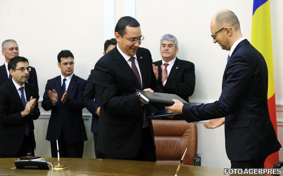 Victor Ponta şi Arseni Iaţeniuk au semnat Acordul privind micul trafic la frontieră