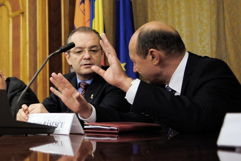 Moştenirea grea pe care Traian Băsescu o lasă viitorului preşedinte. Câţi bani are România de dat către FMI, BM şi CE