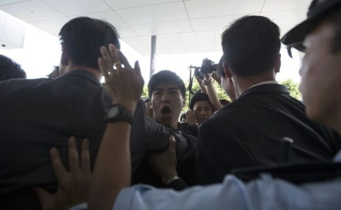 Protestatarii din Hong Kong s-au luat la bătaie cu susţinătorii regimului de la Beijing