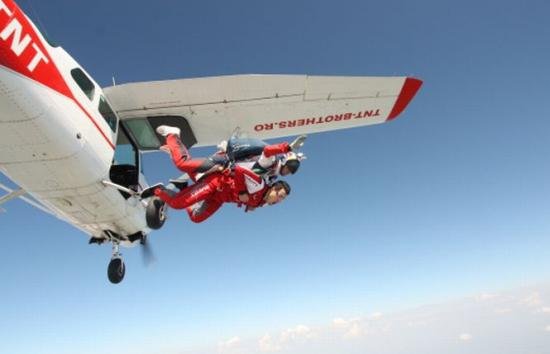 Cei mai buni paraşutişti români se întrec la Campionatul Naţional pe aerodromul din Clinceni, timp de o săptămână