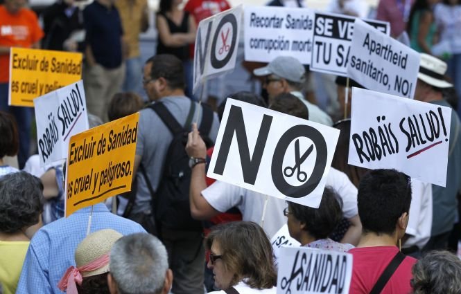 Sute de oameni au ieşit în stradă în Spania. Două persoane au fost arestate şi zeci de protestatari, răniţi