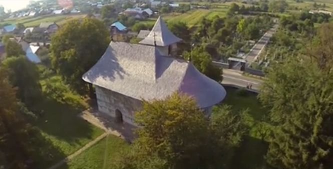 România la înălţime. Imagini spectaculoase cu bisericile Arbore şi Pătrăuţi 