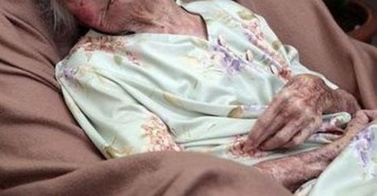 Caz CUTREMURĂTOR în Bacău. Părăsită de copii, o bătrână de 82 de ani, a fost găsită la un pas de moarte, din cauza unei răni ce făcuse VIERMI