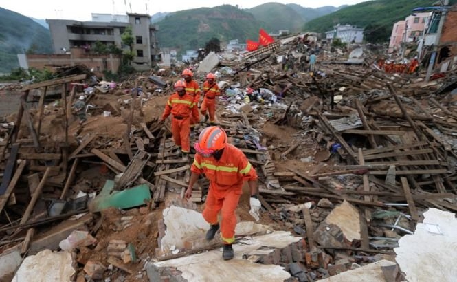 Cutremur puternic în China. 300 de persoane au fost rănite de clădirile prăbuşite