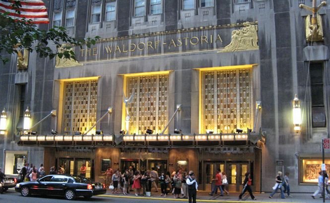 MARELE ZID chinezesc din SUA. Faimosul Hotel Waldorf Astoria din NY a fost cumpărat de Beijing pentru o sumă RECORD