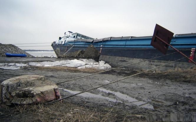 O navă cu 12 persoane a eşuat în această dimineaţă pe braţul Sulina al Dunării