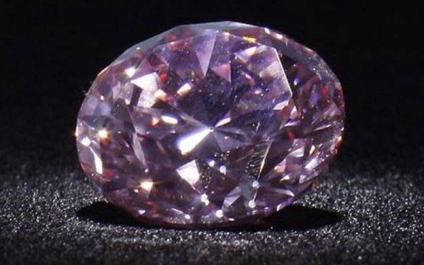 Preţul de milioane al unui diamant roz. Suma RECORD care a fost plătită pentru piatra preţioasă