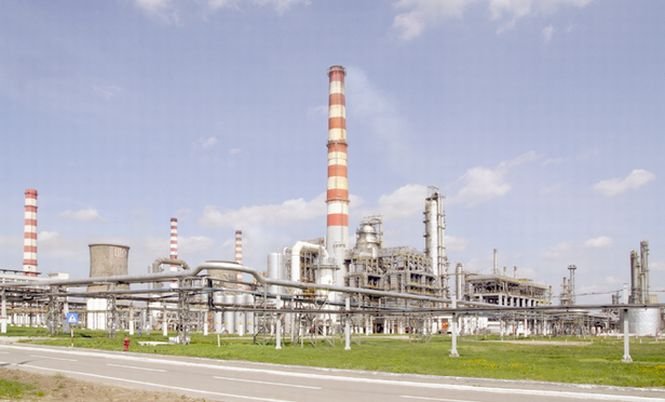 Ruşii de la Lukoil decid vineri dacă închid rafinăria Petrotel din Ploieşti