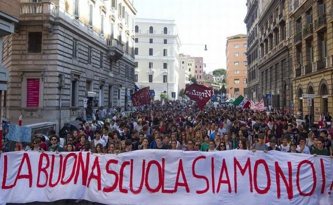 Studenţii italieni protestează în marile oraşe