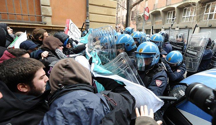 Studenţii italieni protestează în marile oraşe 278901