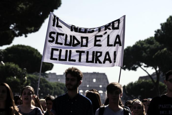 Studenţii italieni protestează în marile oraşe 278902