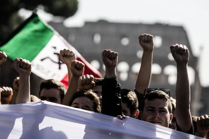 Studenţii italieni protestează în marile oraşe 278903