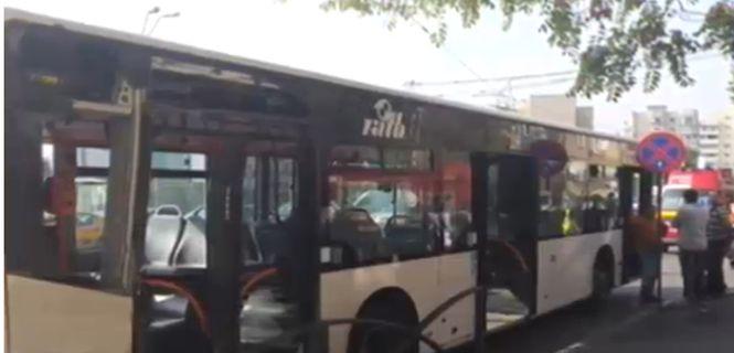 Autobuz lovit de tramvai în zona Dristor din Bucureşti: 10 oameni au fost răniţi- IMAGINI de la locul accidentului