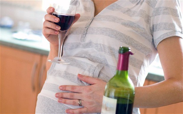 De ce sa NU consumi alcool in timpul sarcinii. Cruntele pericole la care te expui daca o faci