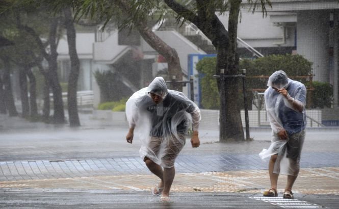 Taifunul Vongfong face ravagii în Japonia. 2 oameni au murit şi aproape 100 au fost răniţi