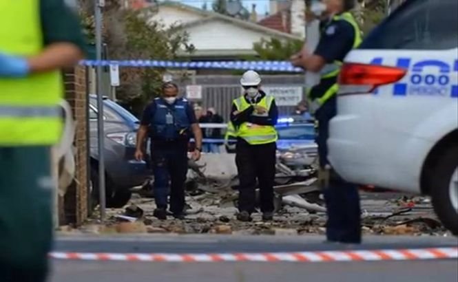 Un avion de mici dimensiuni s-a prăbuşit peste o casă din Melbourne (VIDEO)