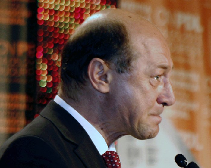 &quot;Băsescu a rămas ACTIV. Nu a ieşit din aceste structuri&quot;. Fostul preşedinte Constantinescu, despre Băsescu: &quot;El nu este liber, este un SCLAV&quot;