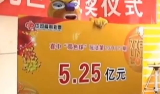 Costumat în ursuleţ, un chinez s-a dus mândru să-şi ridice premiul câştigat la Loterie