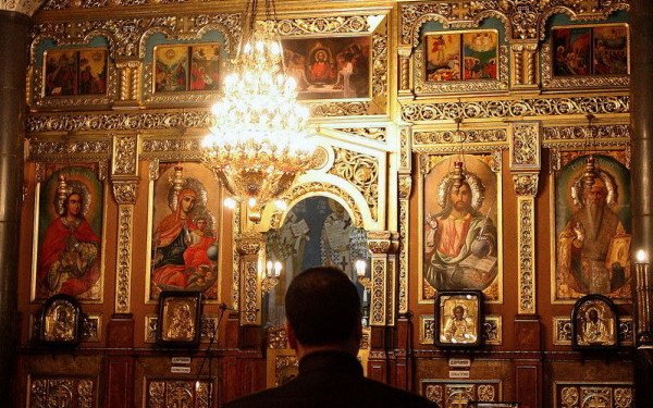 Este o RUŞINE pentru Biserica Ortodoxă Română comportamentul acestui preot. Ce a ajuns să îi facă soţiei sale