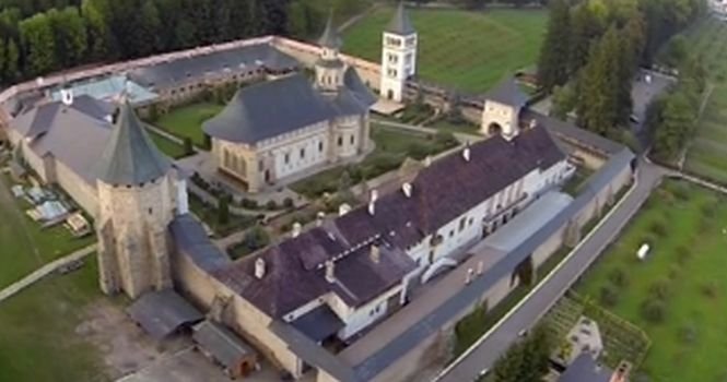 România la înălţime. Imagini spectaculoase cu mânăstirile Putna şi Sfântul Ioan cel Nou