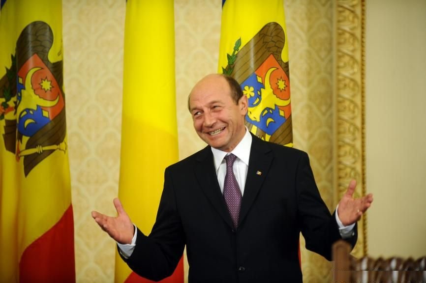 100 de minute: Traian Băsescu neagă povestea documentelor secrete uitate într-un studio de televiziune.&quot;E o copilărie, măi copii!&quot;