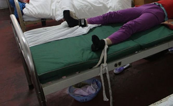 Acuzaţii grave la Spitalul Judeţean din Craiova. O femeie susţine că şi-a găsit mama legată de un pat