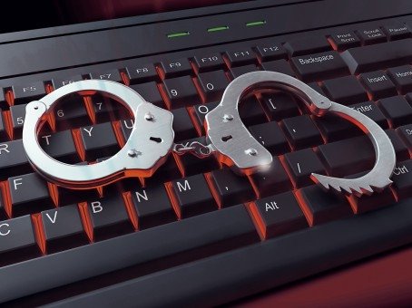 Cei doi români, daţi în urmărire generală pentru fraudă online în SUA, au fost prinşi. Riscă 50 de ani de închisoare