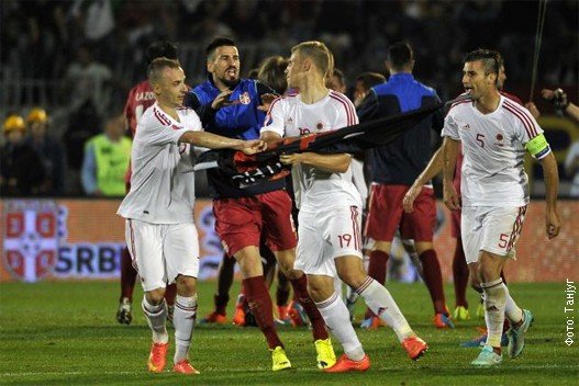 Serbia şi Albania sunt anchetate de UEFA. Ambele echipe riscă sancţiuni drastice