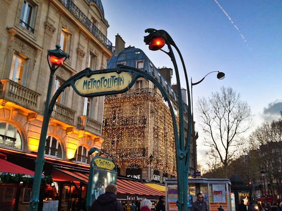 Străzile din Paris, transformate în galerii de artă. Un sculptor şi-a expus capodoperele la doi paşi de trecători