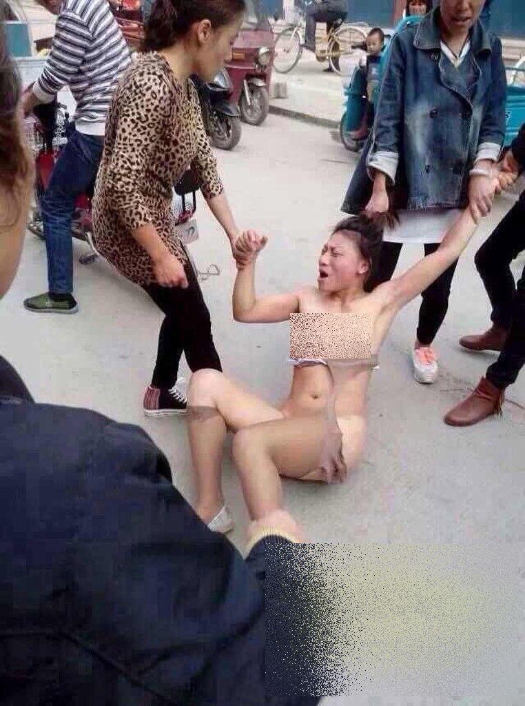 Ce s-a întâmplat în momentul în care SOŢIA şi AMANTA s-au întâlnit pe stradă: "Nu am crezut că e în stare de aşa ceva" 279762