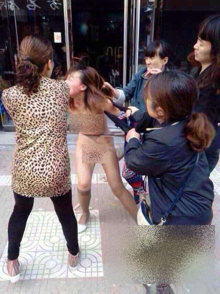 Ce s-a întâmplat în momentul în care SOŢIA şi AMANTA s-au întâlnit pe stradă: "Nu am crezut că e în stare de aşa ceva" 279765