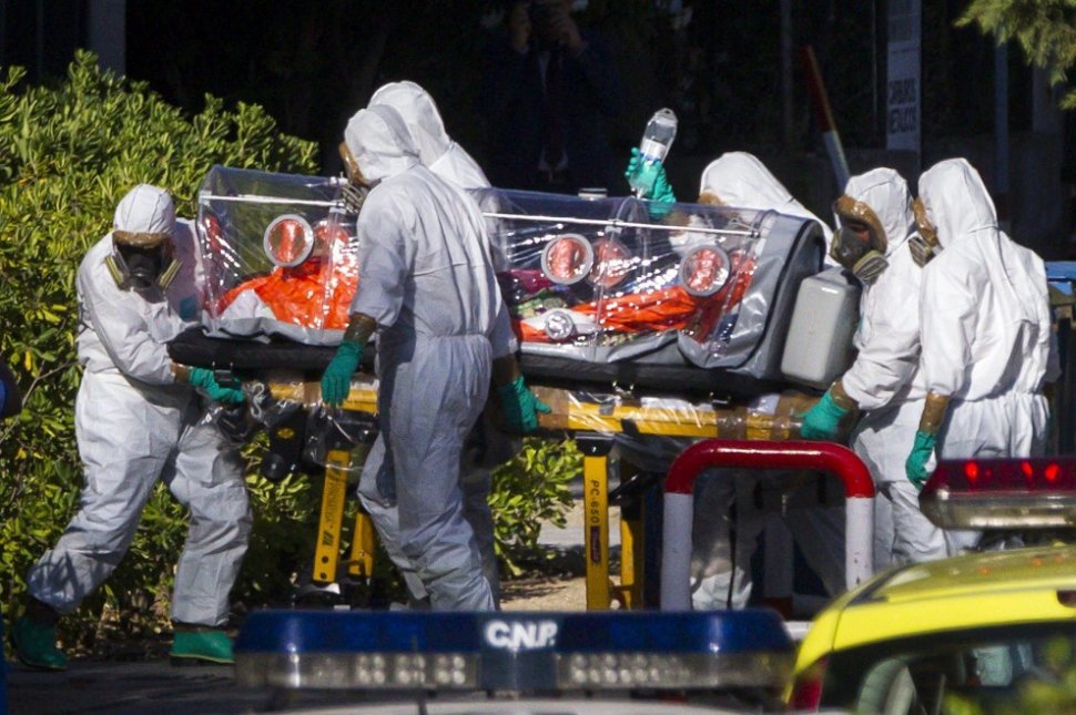 Ebola pune stăpânire pe Madrid. Un nigerian a început să se simtă rău la bordul unui avion cu 183 de oameni la bord. Imediat s-a instalat PANICA