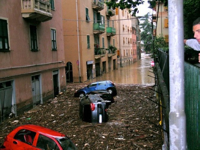 Românii, din nou în vizorul presei din Italia. Au început să FURE după inundaţiile care s-au abătut asupra oraşului Genova