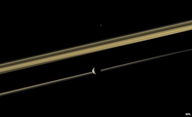 Satelitul saturnian Mimas ar putea adăposti în adâncuri un ocean propice vieţii