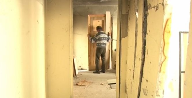 Mai multe familii din Fieni, Dâmboviţa, locuiesc într-un bloc grav afectat de o explozie