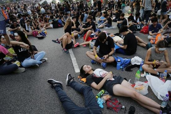 &quot;Revoluţia umbrelelor&quot; continuă. Douăzeci şi şase de manifestanţi au fost arestaţi după ciocniri cu poliţia din Hong Kong