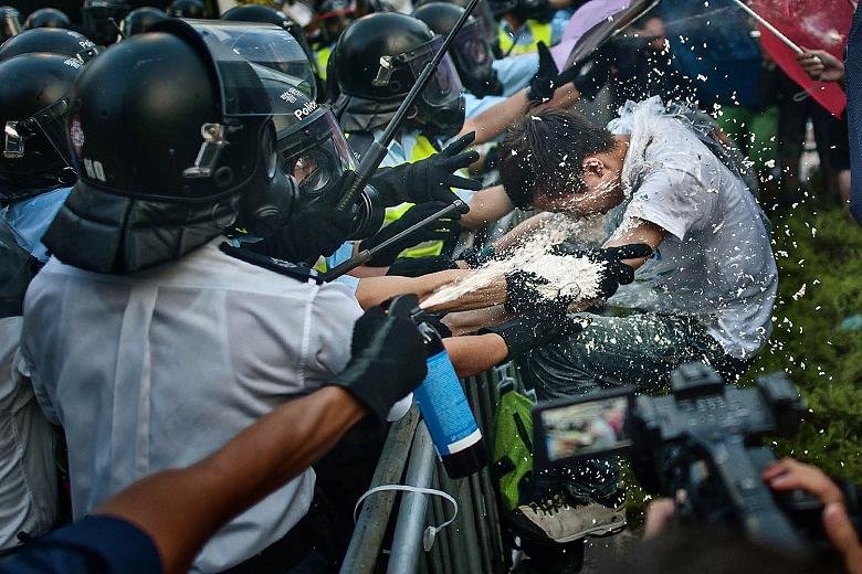 Proteste violente la Hong Kong: Opt persoane au fost arestate