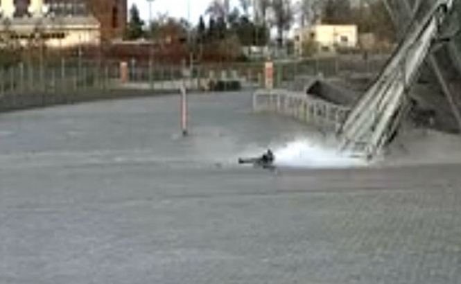 Şi-a văzut moartea cu ochii! O bucată imensă din faţada stadionului Donbass Arena s-a prăbuşit la 1 metru de ea (VIDEO)
