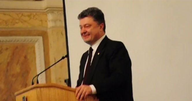 Petro Poroşenko a ţinut un discurs în limba română la Cernăuţi
