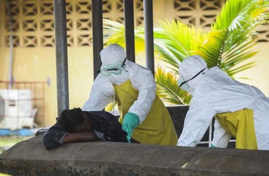 Măsurile de prevenire a epidemiei de febră Ebola, contestate chiar de experţii medicali şi de Casa Albă