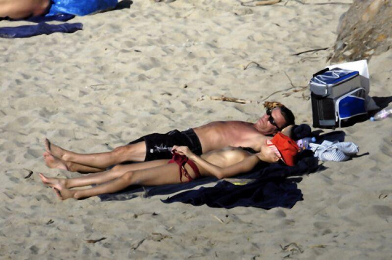 N-a mai rezistat până în dormitor şi a încins o partidă chiar pe plajă. Actriţa a fost imediat "taxată" de paparazzi 145742