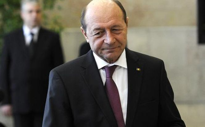 O scrisoare &quot;PIERDUTĂ&quot; semnată Traian Băsescu. Imaginile care îl &quot;îngroapă&quot; pe preşedinte