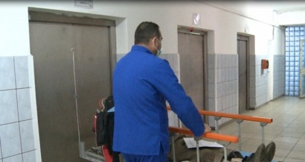 Un brancardier de la spitalul Săveni din Botoşani, luat la bătaie de rudele unui pacient. Bărbatul are splina ruptă şi mai multe coasta fracturate