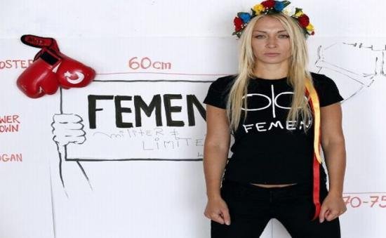 Zeci de activiste Femen au manifestat topless în faţa Palatului de Justiţie din Paris