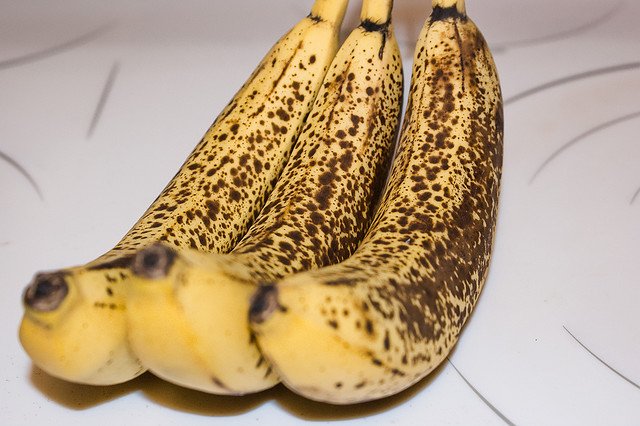 De ce nu trebuie să aruncaţi la gunoi bananele prea coapte. Proprietăţile incredibile pe care le au aceste fructe