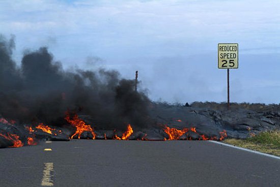 Lava unui vulcan în erupţie în Hawaii se apropie de zone locuite. Zeci de oameni au fost puşi în stare de alertă 