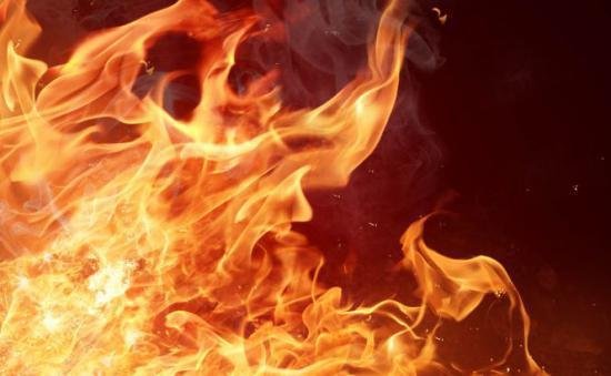 Luptă cu focul în Cluj. Un incendiu violent a distrus toată averea unei familii 