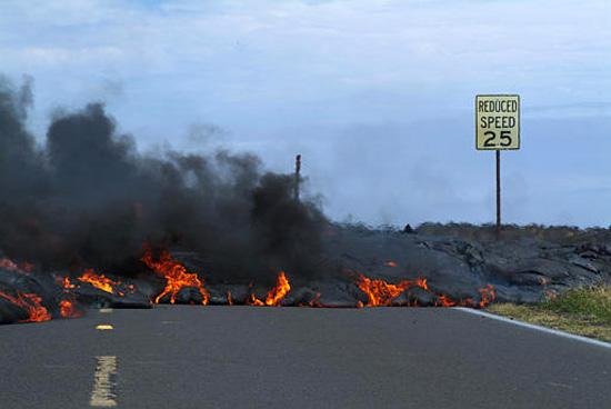 Lava unui vulcan în erupţie în Hawaii arde totul în calea sa. A ajuns pe o proprietate rezidenţială şi ameninţă o localitate