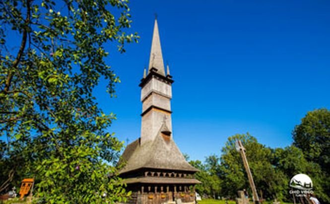 România la înălţime. Imagini spectaculoase cu biserica de lemn Surdeşti - monument UNESCO