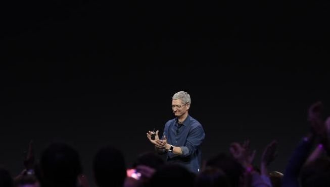 CEO-ul Apple recunoaşte: Sunt gay şi sunt mândru că sunt gay